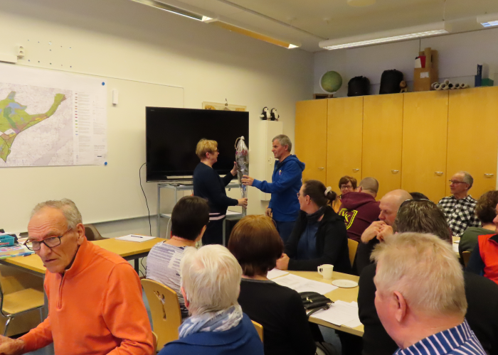 Lusin Lukon Arto Hoikka antaa Virpi Malinille kukat kiitoksena työstä kylätalon hyväksi